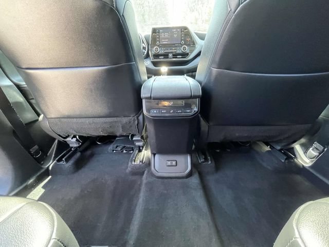 Used 2021 Toyota Highlander XLE AWD/4WD image 18