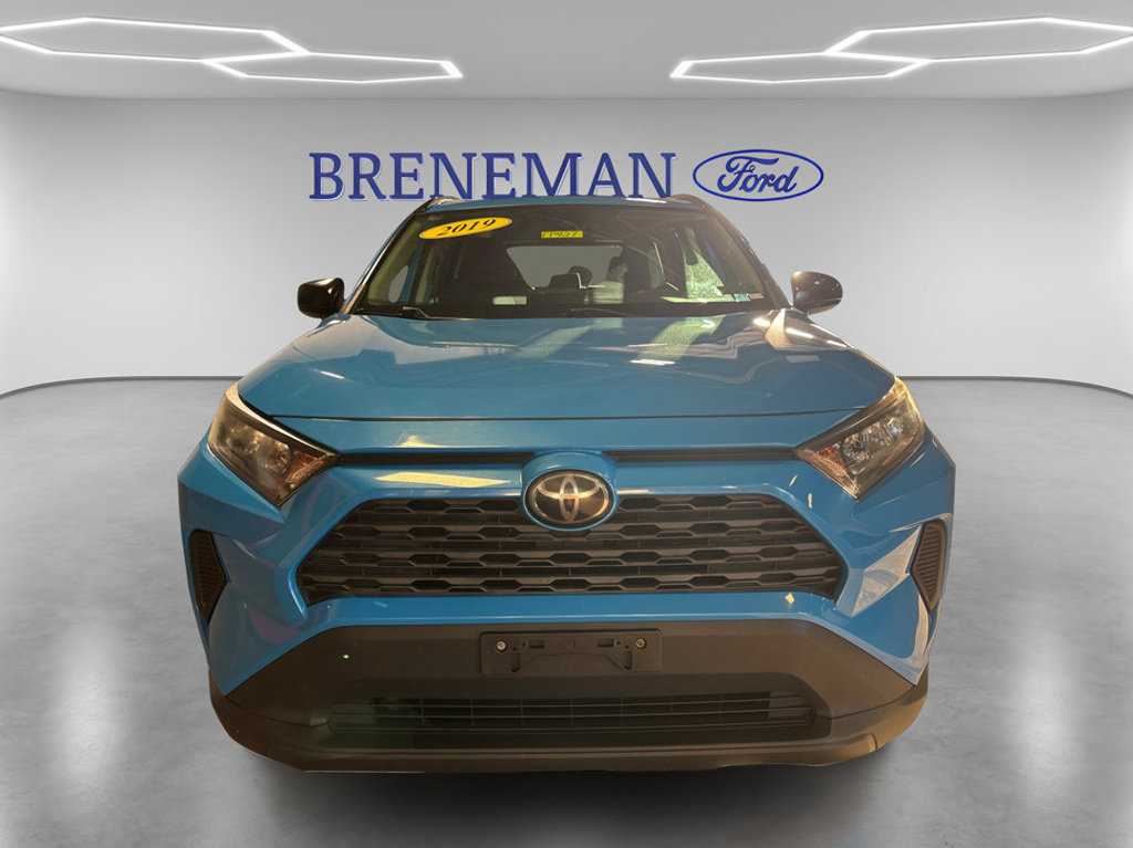 Used 2019 Toyota RAV4 LE AWD/4WD image 2