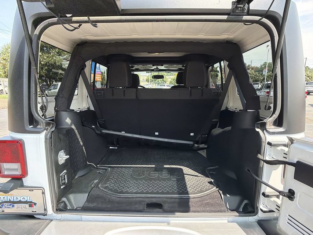 Used 2018 Jeep Wrangler Unlimited Sahara w/ Connectivity Group AWD/4WD image 20