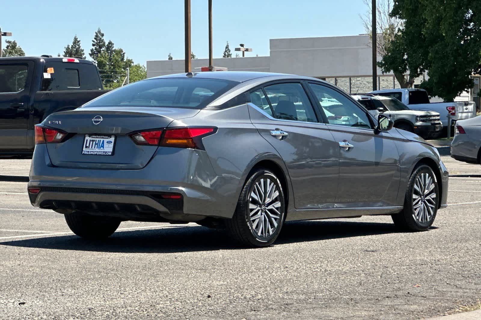 Used 2025 Nissan Altima 2.5 SV FWD image 2