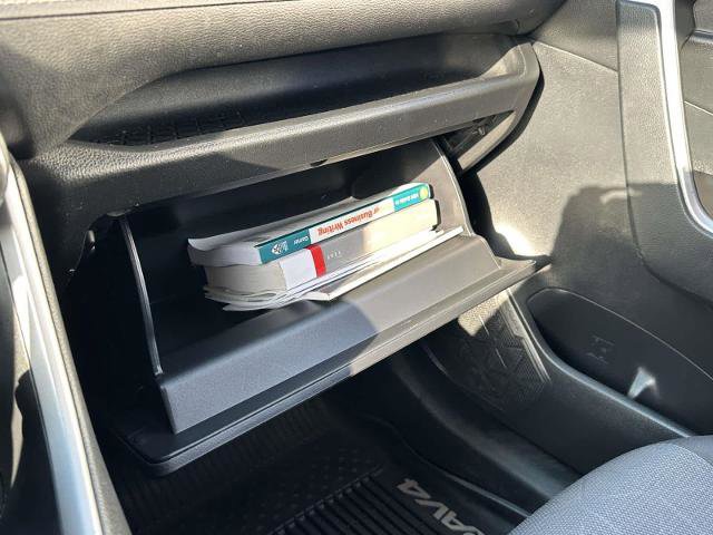 Used 2021 Toyota RAV4 XLE AWD/4WD image 40