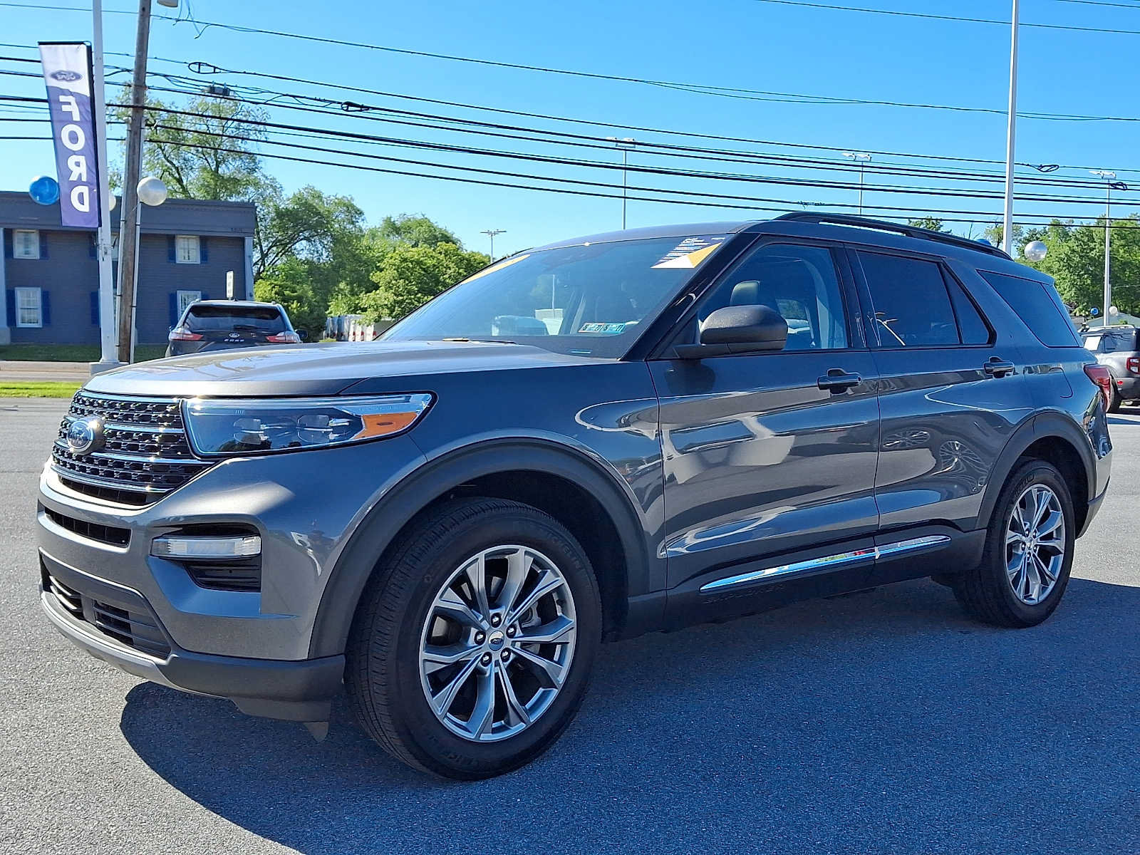 Certified 2023 Ford Explorer XLT w/ Equipment Group 202A AWD/4WD image 3