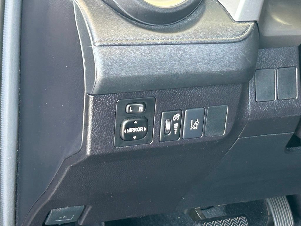 Used 2018 Toyota RAV4 LE FWD image 33
