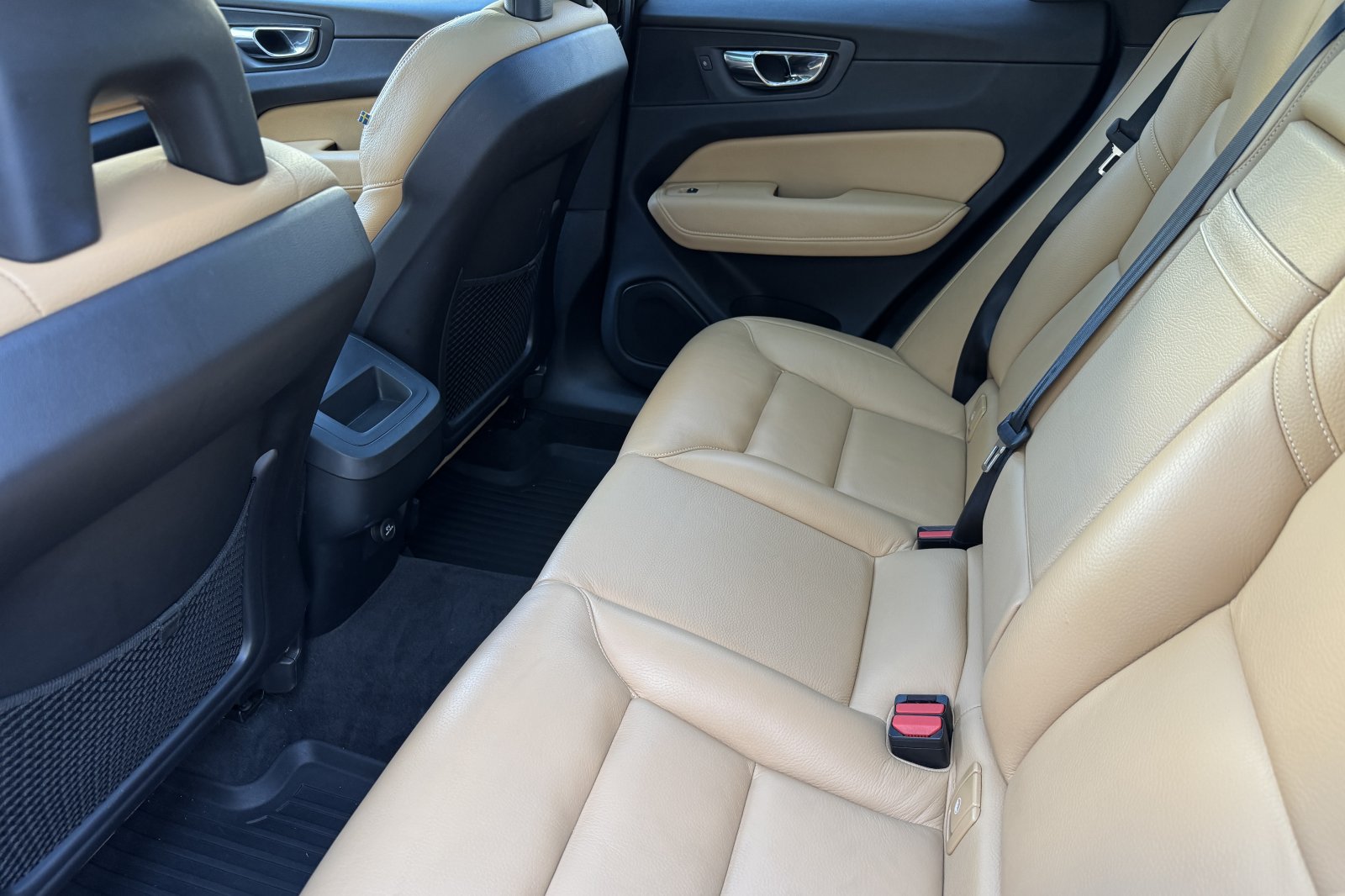 Used 2018 Volvo XC60 T6 Momentum w/ Vision Package AWD/4WD image 12