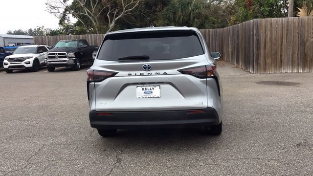 Used 2024 Toyota Sienna LE image 4
