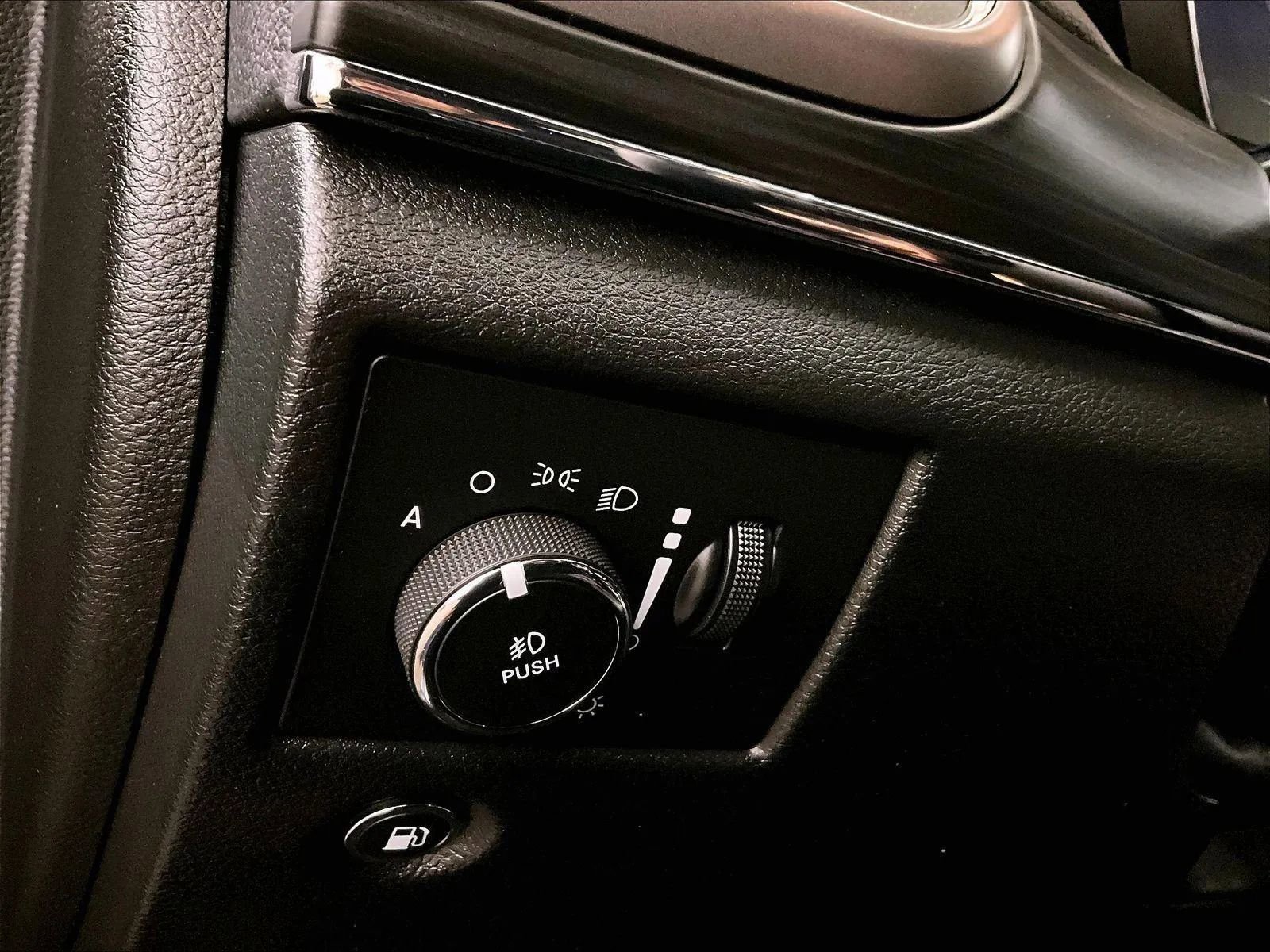 Used 2020 Jeep Grand Cherokee Limited AWD/4WD image 30