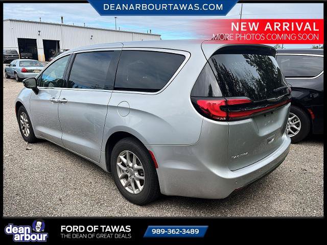 Used 2024 Chrysler Pacifica Touring-L FWD image 4