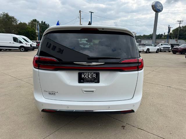 Used 2024 Chrysler Pacifica Touring-L image 6