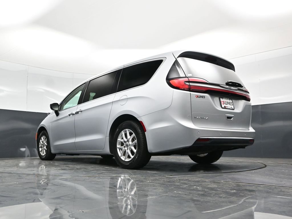 Used 2024 Chrysler Pacifica Touring-L image 52