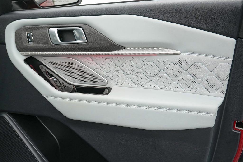 Certified 2025 Ford Explorer Platinum w/ Ultimate Package image 30