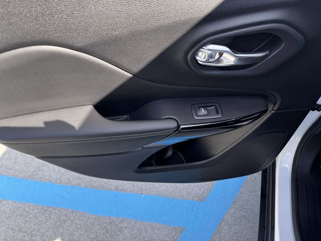 Used 2023 Jeep Cherokee Altitude Lux image 34