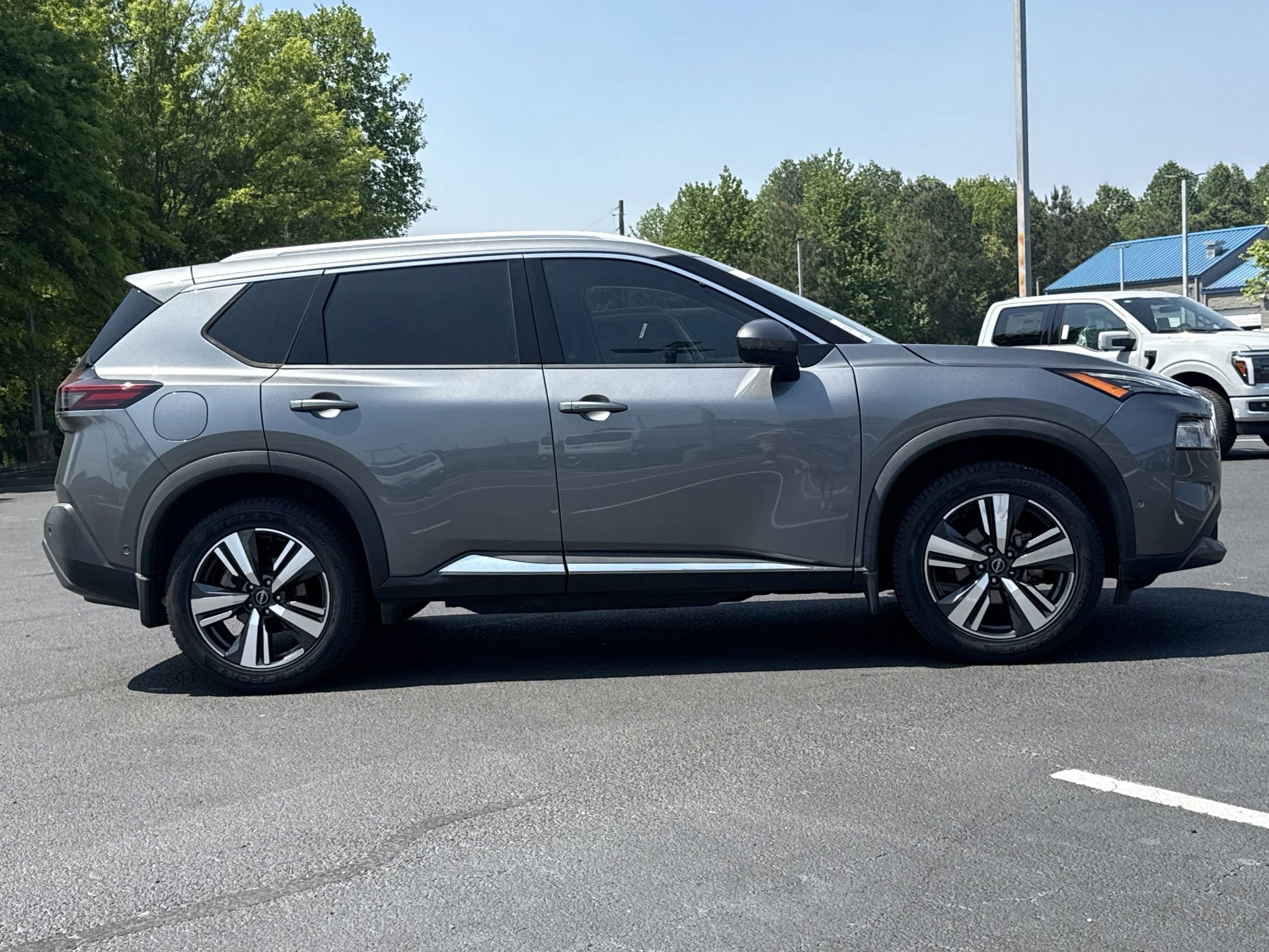 Used 2023 Nissan Rogue SL w/ SL Premium Package FWD image 2