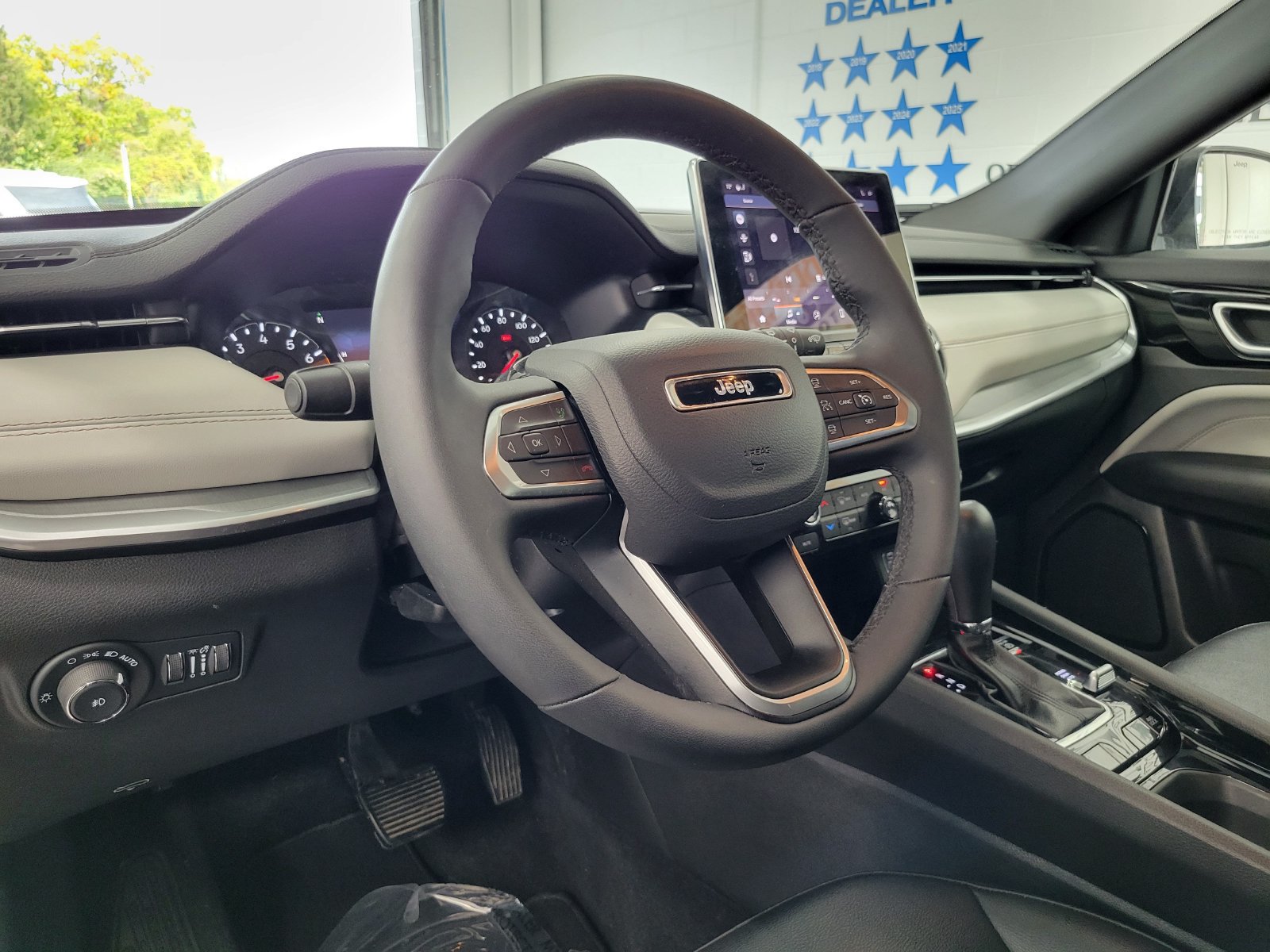 Used 2025 Jeep Compass Limited AWD/4WD image 10
