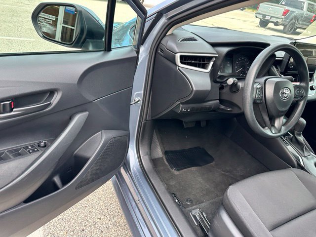 Used 2025 Toyota Corolla LE FWD image 30