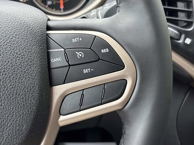 Used 2017 Jeep Cherokee Latitude w/ Comfort/Convenience Group image 27