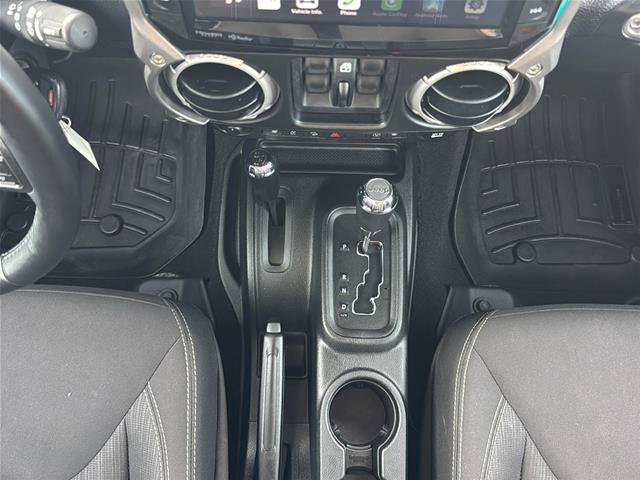 Used 2018 Jeep Wrangler Unlimited Rubicon w/ Connectivity Group AWD/4WD image 26