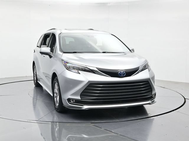 Used 2025 Toyota Sienna XLE FWD image 4