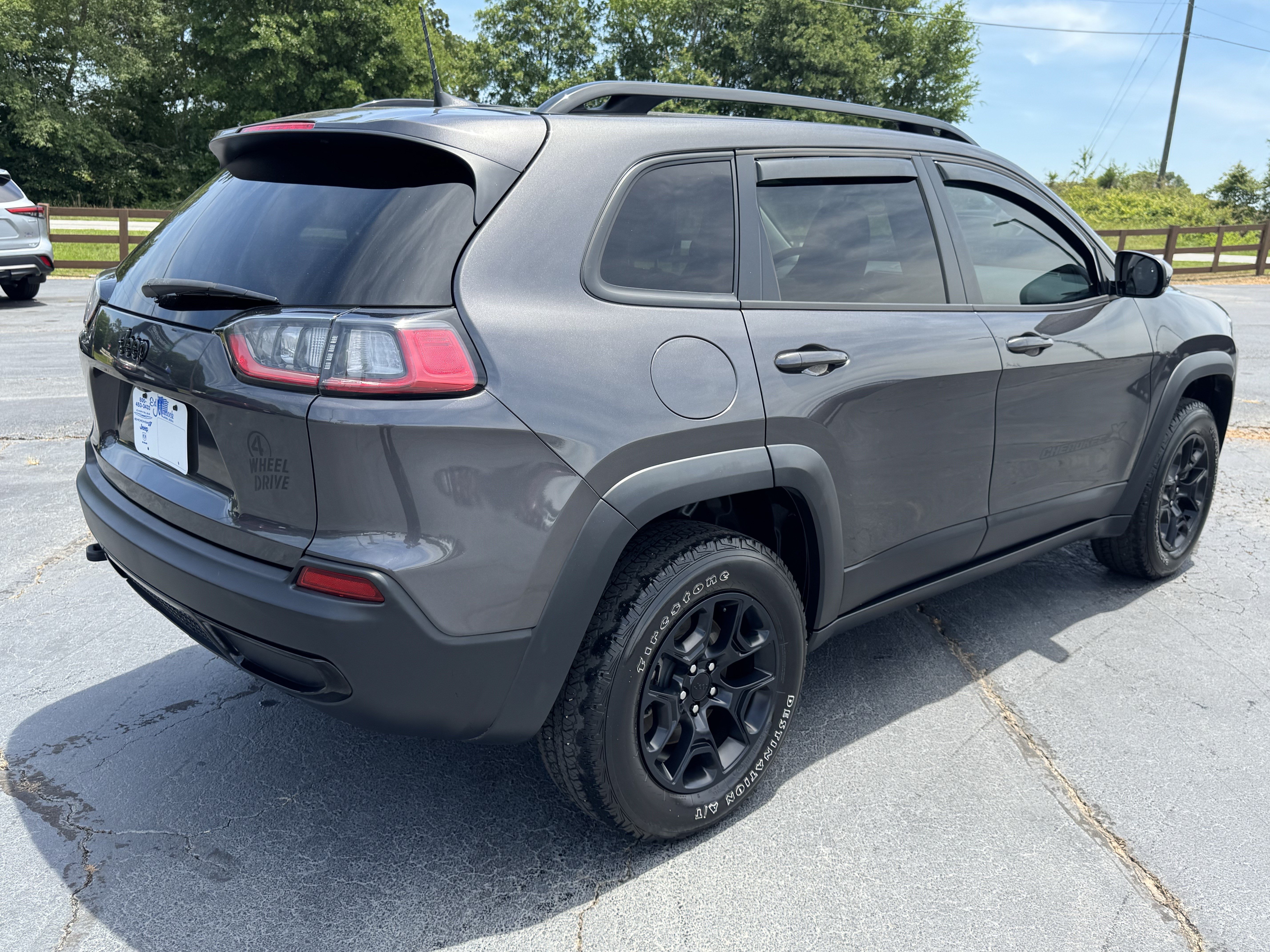 Used 2022 Jeep Cherokee Latitude AWD/4WD image 5