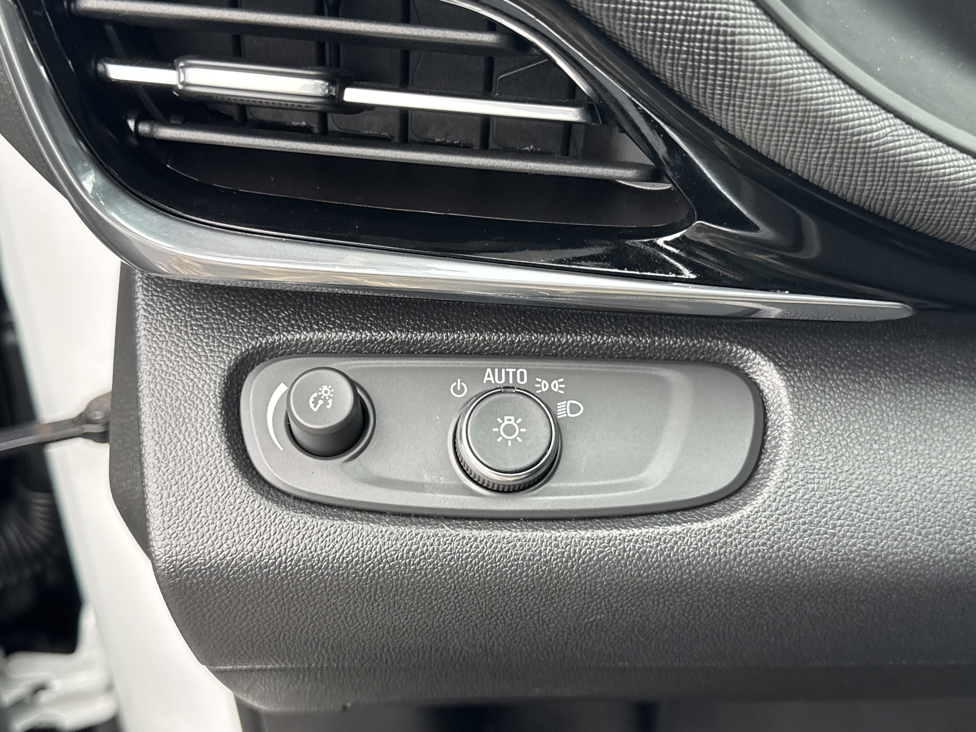 Used 2025 Buick Envista Sport Touring image 30