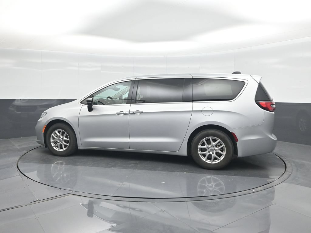 Used 2024 Chrysler Pacifica Touring-L FWD image 25