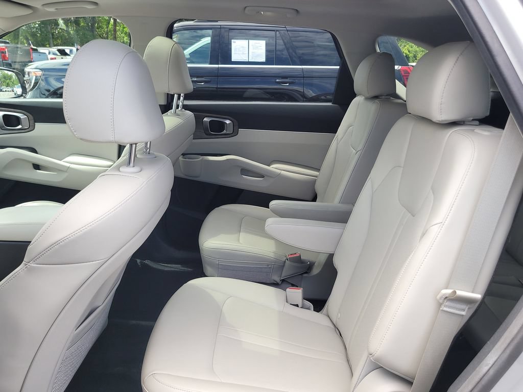 Used 2022 Kia Sorento EX w/ Panoramic Sunroof Package FWD image 11