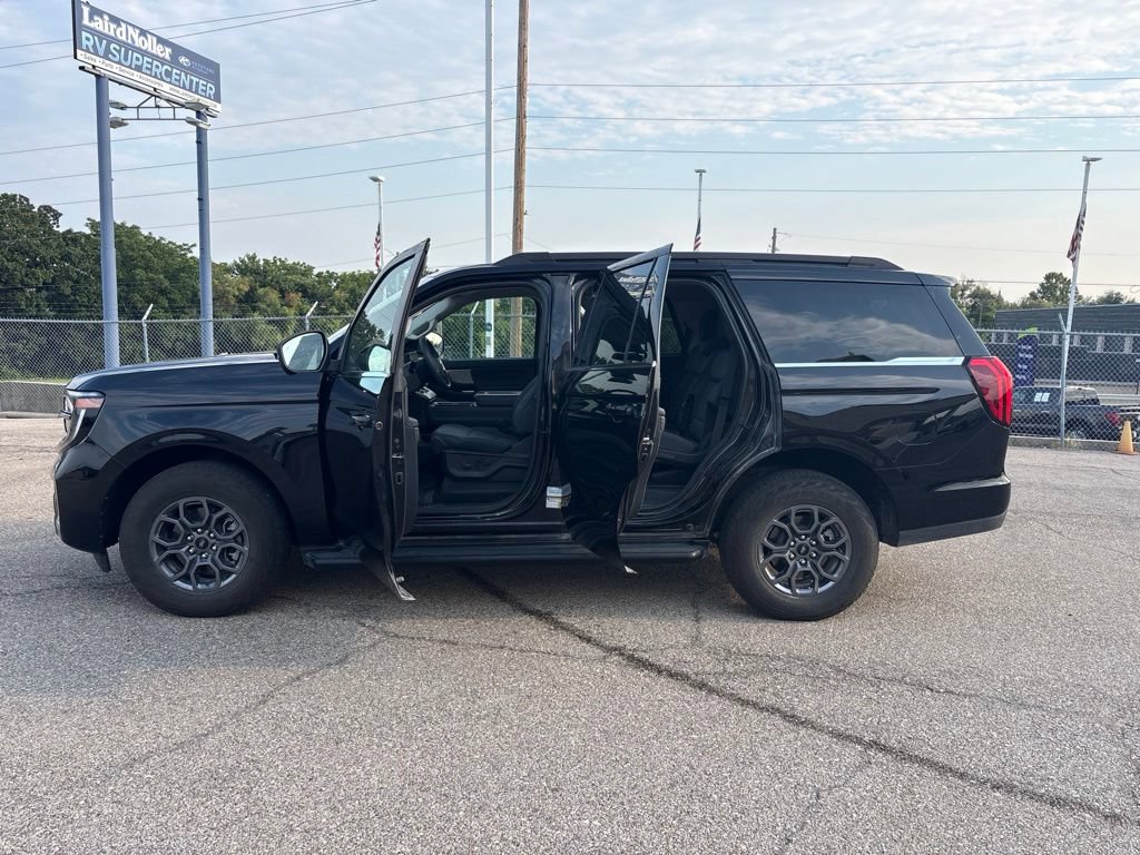 Certified 2025 Ford Expedition Active AWD/4WD image 4