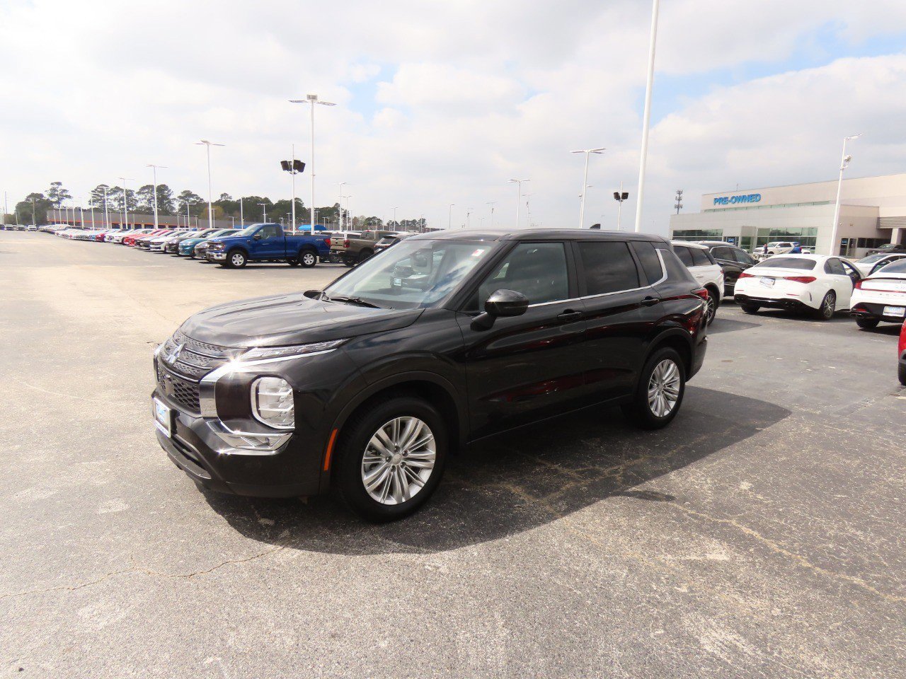 Used 2024 Mitsubishi Outlander ES image 2