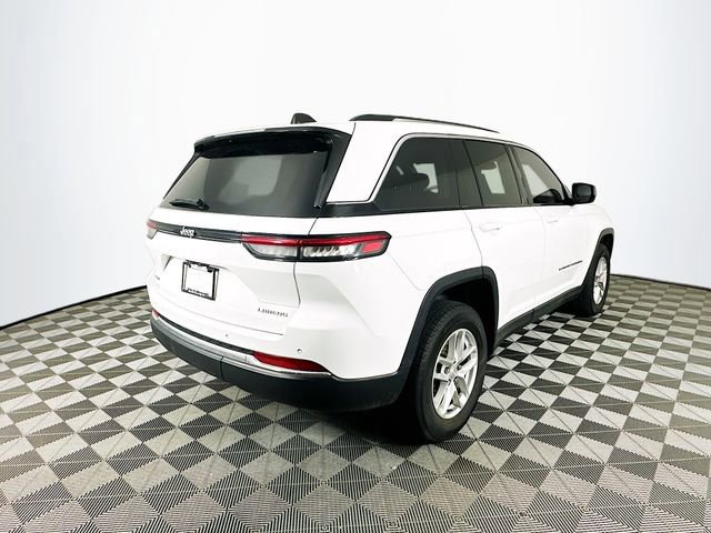 Used 2023 Jeep Grand Cherokee Laredo image 5