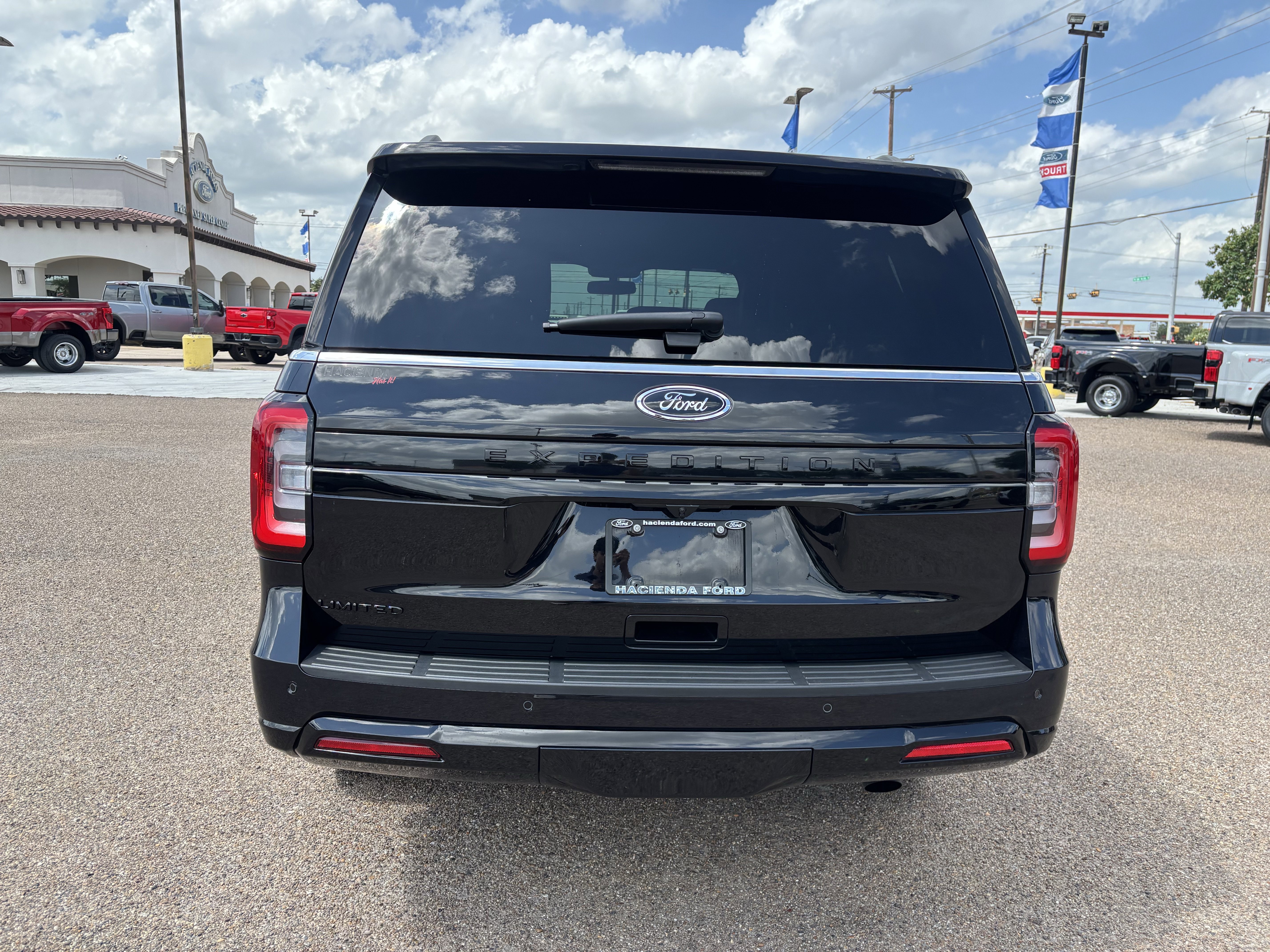 Certified 2023 Ford Expedition Limited RWD image 3