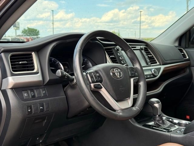 Used 2019 Toyota Highlander Limited FWD image 21