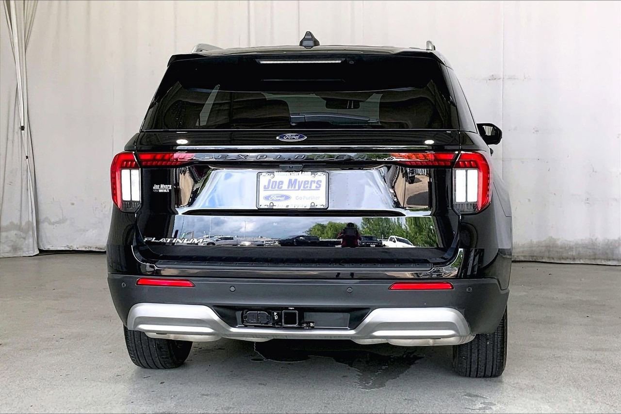 Certified 2025 Ford Explorer Platinum RWD image 3