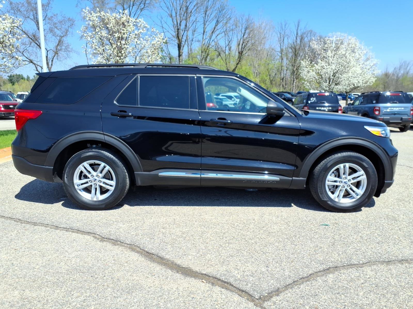 Certified 2023 Ford Explorer XLT w/ Equipment Group 202A AWD/4WD image 9