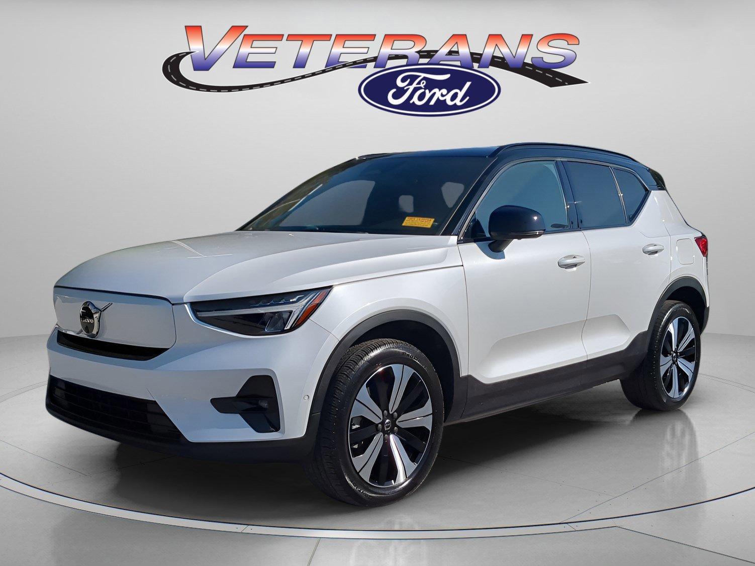 Used 2023 Volvo XC40 Recharge Plus image 1