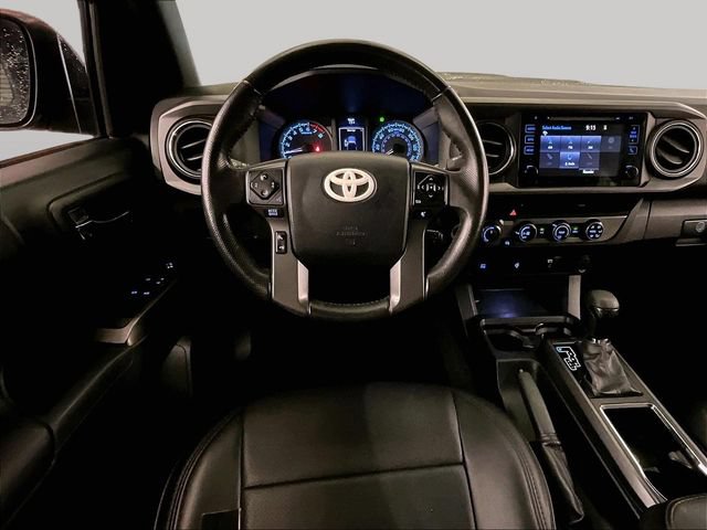 Used 2017 Toyota Tacoma TRD Sport AWD/4WD image 5