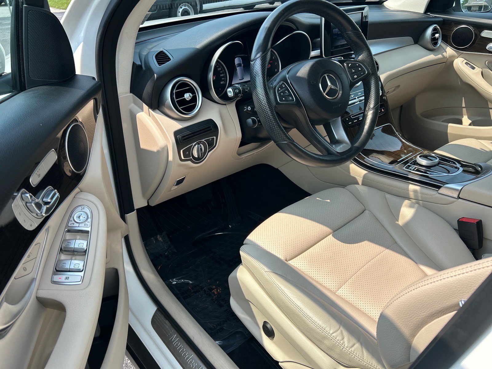 Used 2018 Mercedes-Benz GLC 300 4MATIC image 8