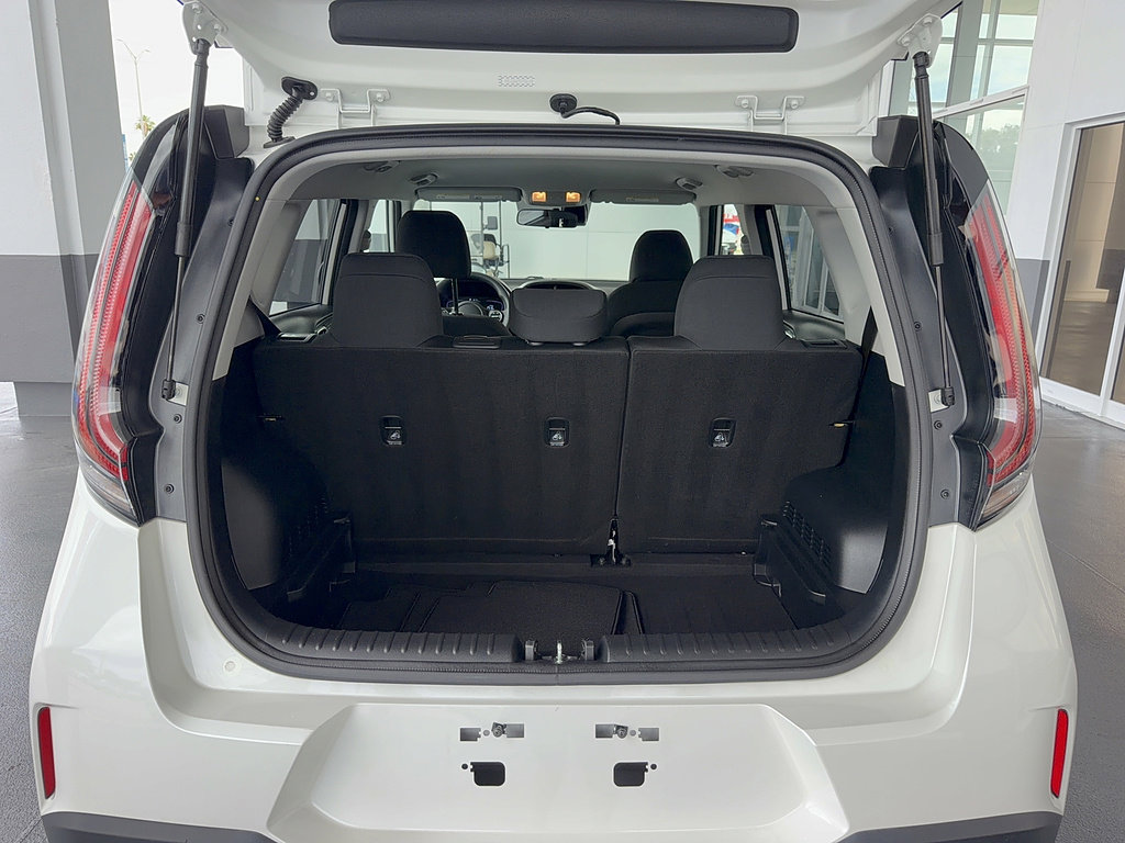 Used 2025 Kia Soul LX w/ LX Technology Package FWD image 7