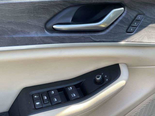 Used 2023 Jeep Grand Cherokee Limited w/ Black Appearance Package image 25