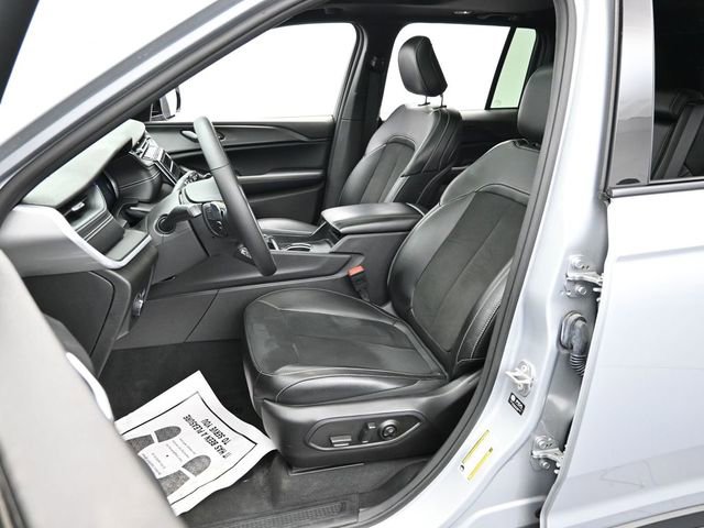 Used 2024 Jeep Grand Cherokee Altitude AWD/4WD image 11