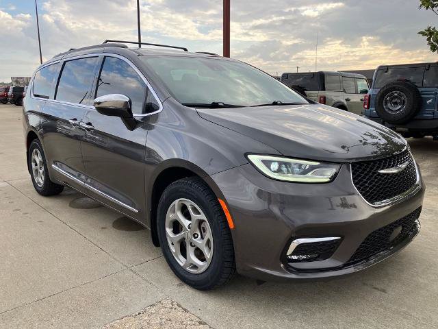 Used 2023 Chrysler Pacifica Limited AWD/4WD image 8