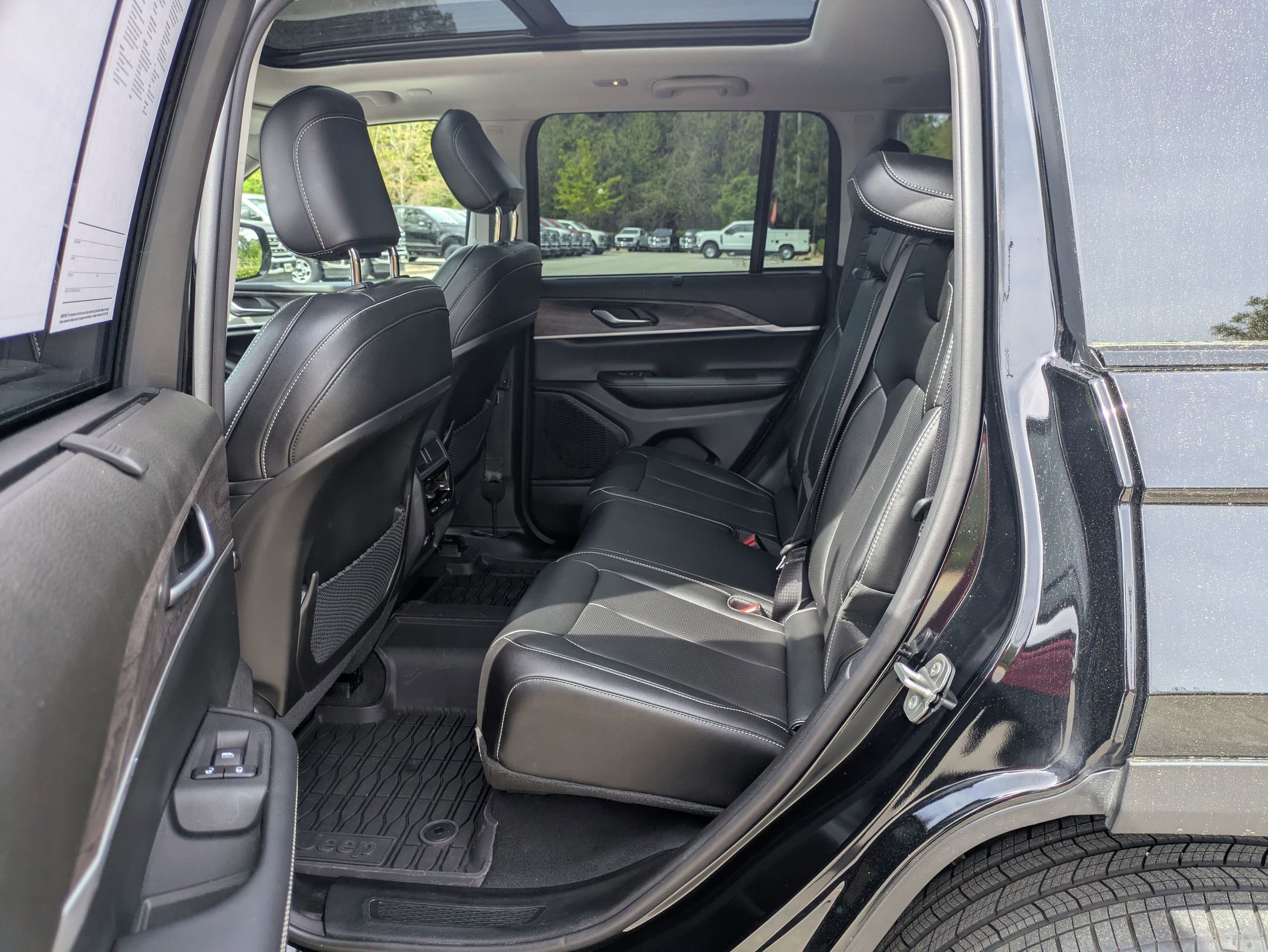 Used 2023 Jeep Grand Cherokee Limited w/ Luxury Tech Group II AWD/4WD image 29