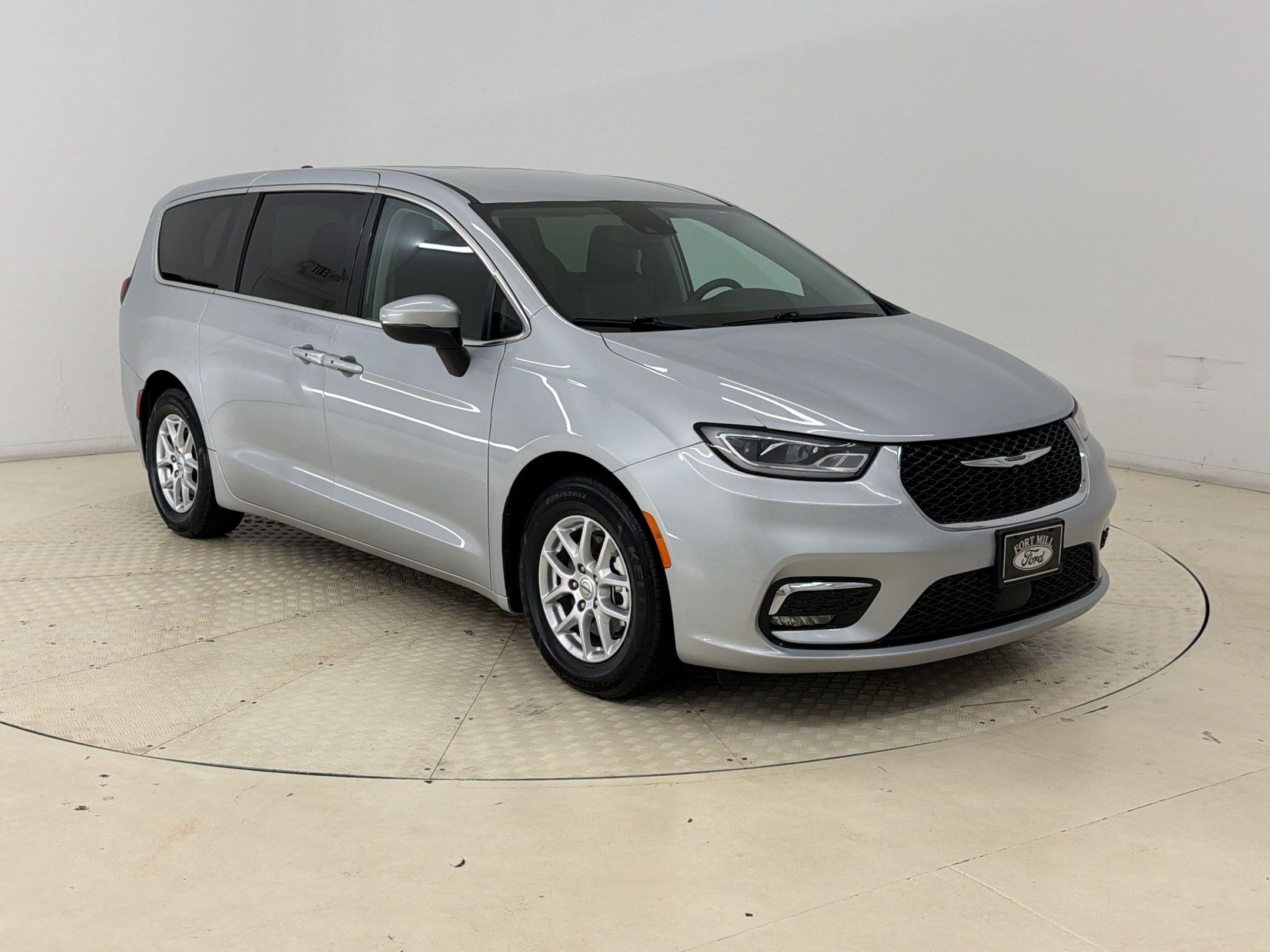 Used 2023 Chrysler Pacifica Touring-L FWD image 7