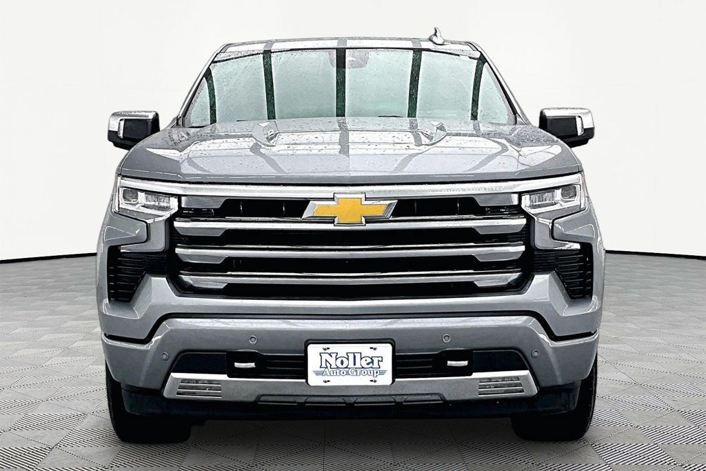 Used 2025 Chevrolet Silverado 1500 High Country w/ Technology Package AWD/4WD image 3