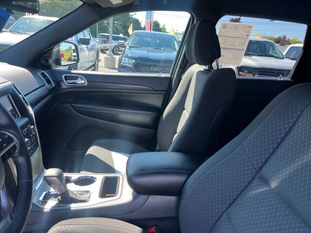 Used 2019 Jeep Grand Cherokee Laredo AWD/4WD image 9