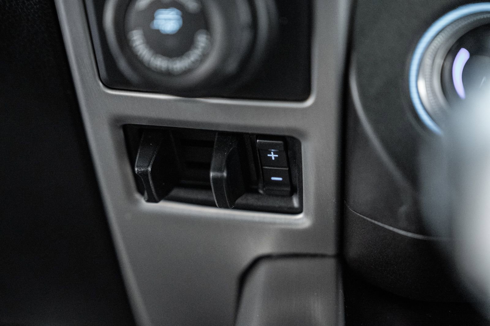 Certified 2018 Ford F150 Platinum w/ Equipment Group 701A Luxury image 37