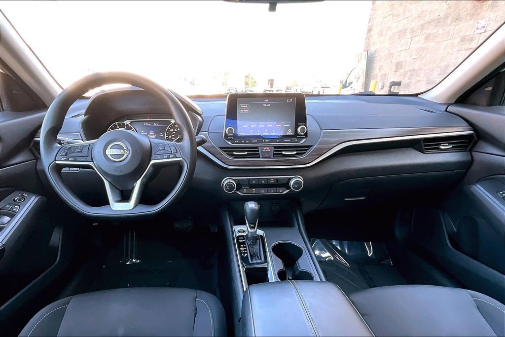 Used 2025 Nissan Altima 2.5 SV FWD image 14