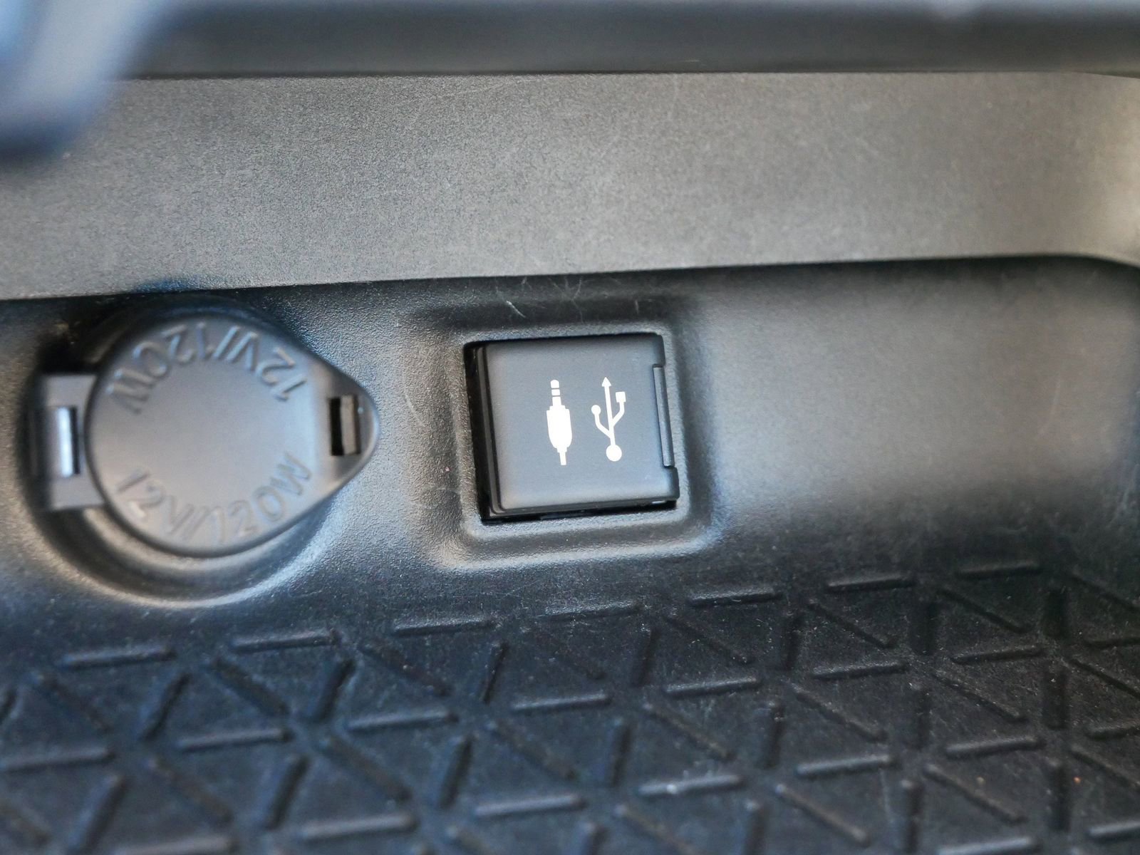 Used 2019 Toyota RAV4 LE w/ Carpet Mat Package AWD/4WD image 28