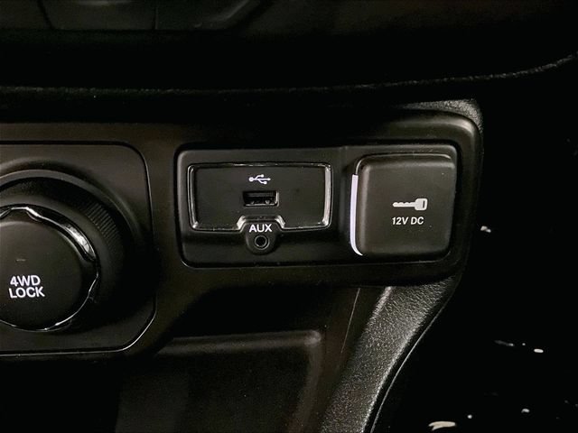 Used 2020 Jeep Renegade Latitude w/ Cold Weather Group AWD/4WD image 31