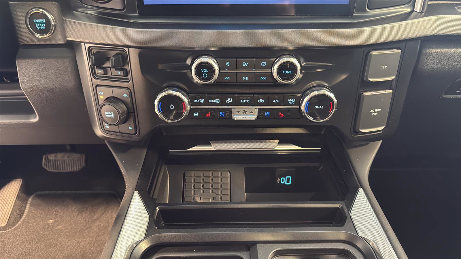 Certified 2024 Ford F250 Platinum AWD/4WD image 23