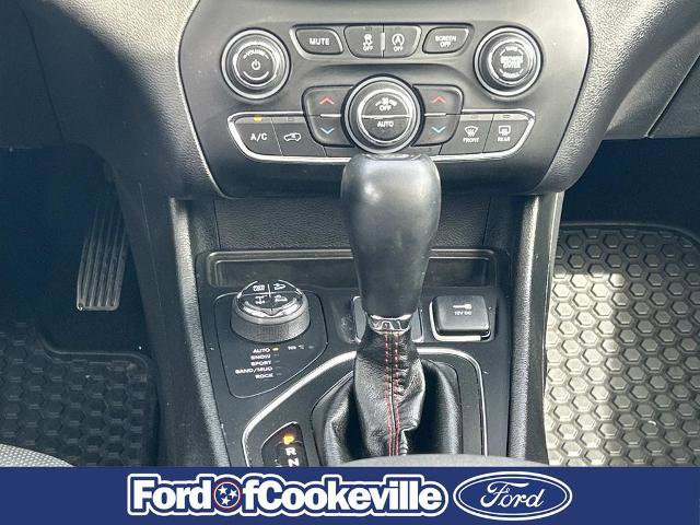 Used 2019 Jeep Cherokee Trailhawk AWD/4WD image 16