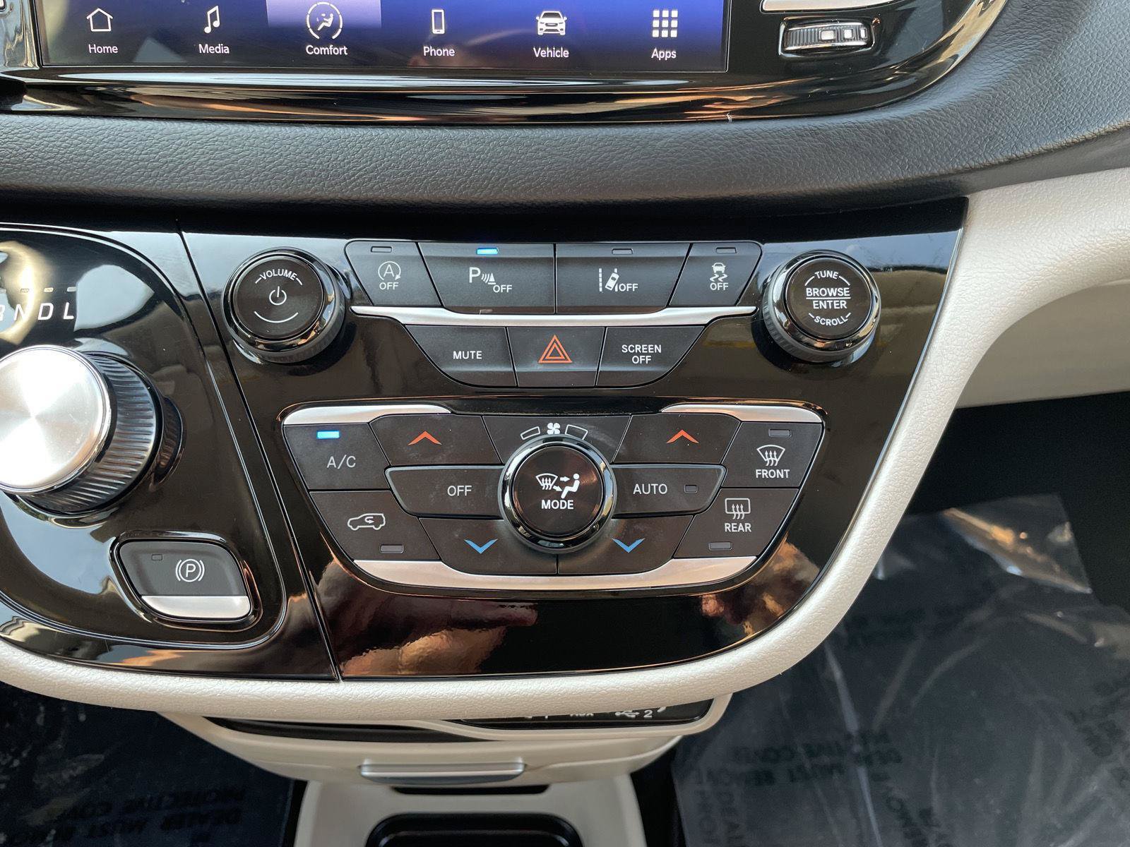 Used 2023 Chrysler Pacifica Touring-L FWD image 26